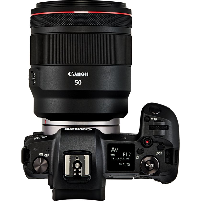 canon-rf-50mm-f1-2l-usm-lens-product-bovenaanzicht-met-een-camera