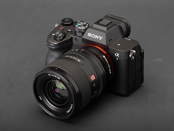 sony_a7v_three_quarter_with_lens