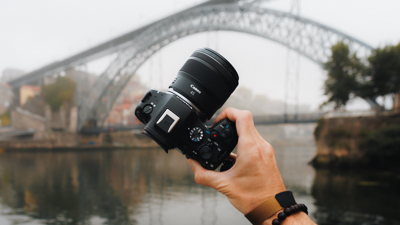 RF-45mm-f1.2-STM-use-case-image-with-R6-Mark-III